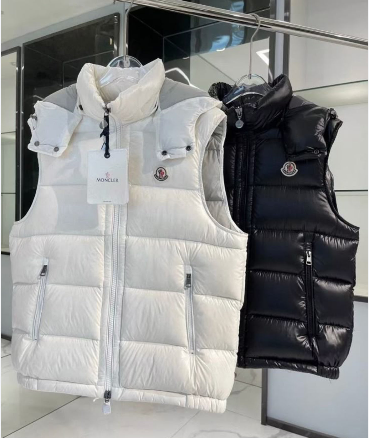 MONCLER Bormes Daunenweste mit Kapuze